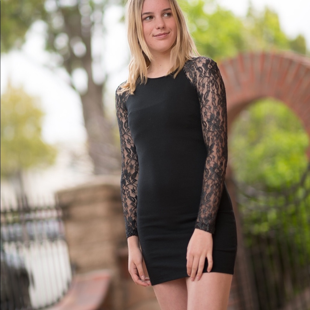 Lace sleeve body dress